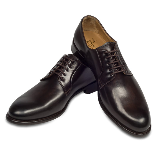 BRECOS Anzugschuhe | Plain Derby Schnürer dunkelbraun, Kalbsleder. Ansicht paarweise überkreuzt