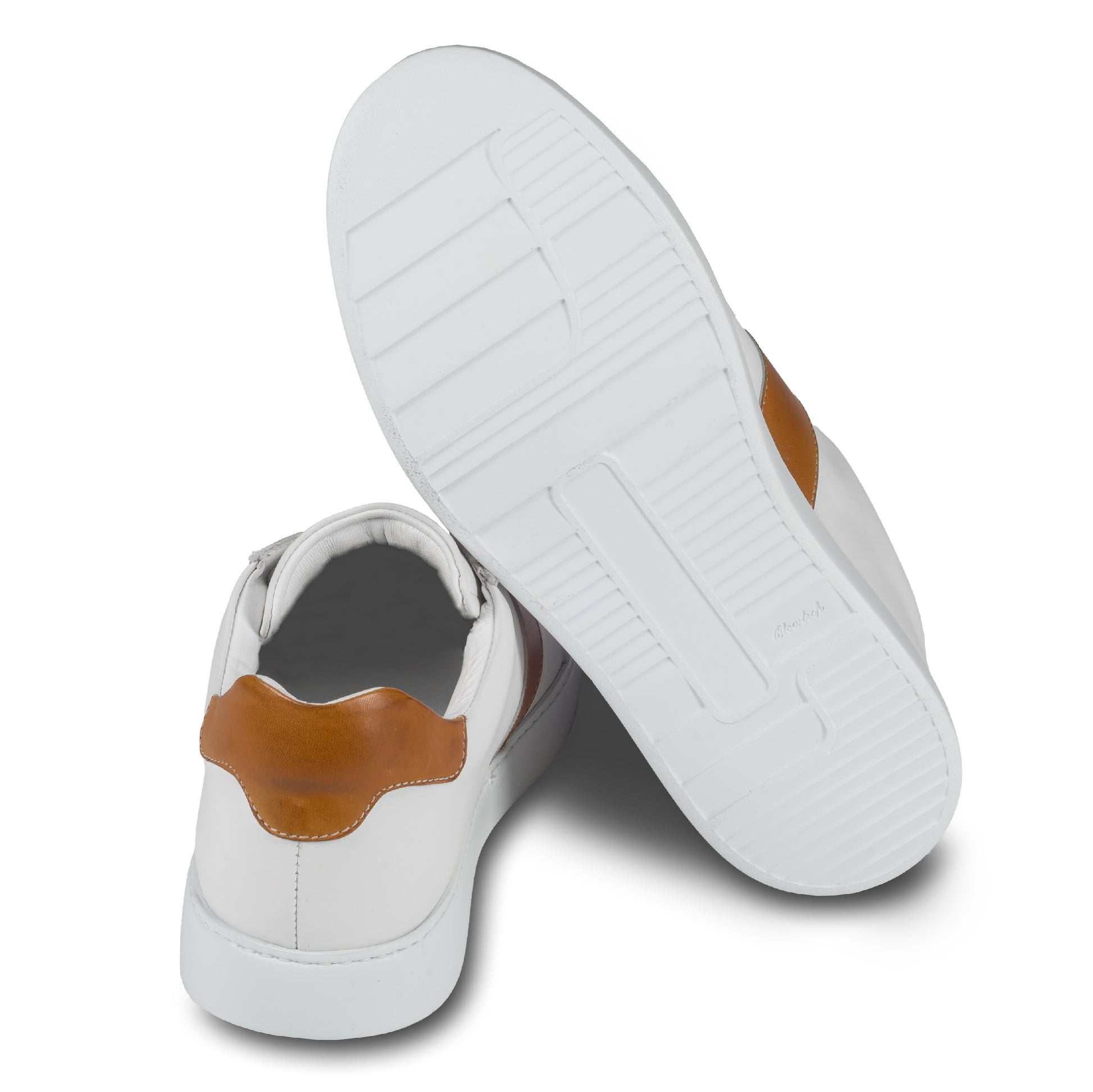 Brecos Herren Kalbsleder Sneaker in weiß mit cognak braun. Leichte, weiße Gummisohle. Handgefertigt in Italien. Ansicht der Ferse und Sohlenunterseite.