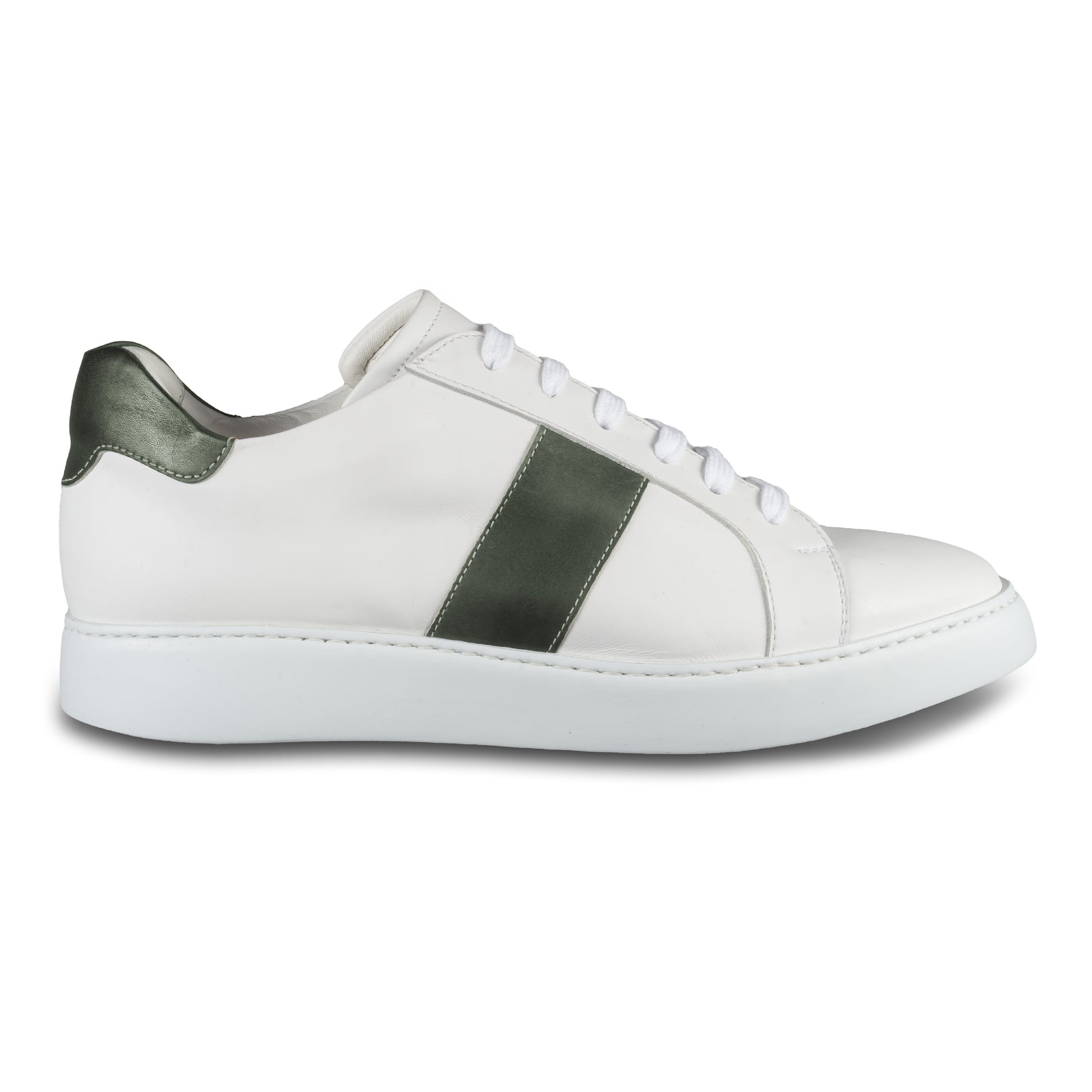 Brecos Herren Kalbsleder Sneaker in weiß mit grün. Leichte, weiße Gummisohle. Handgefertigt in Italien. Ansicht der Außenseite rechter Schuh.