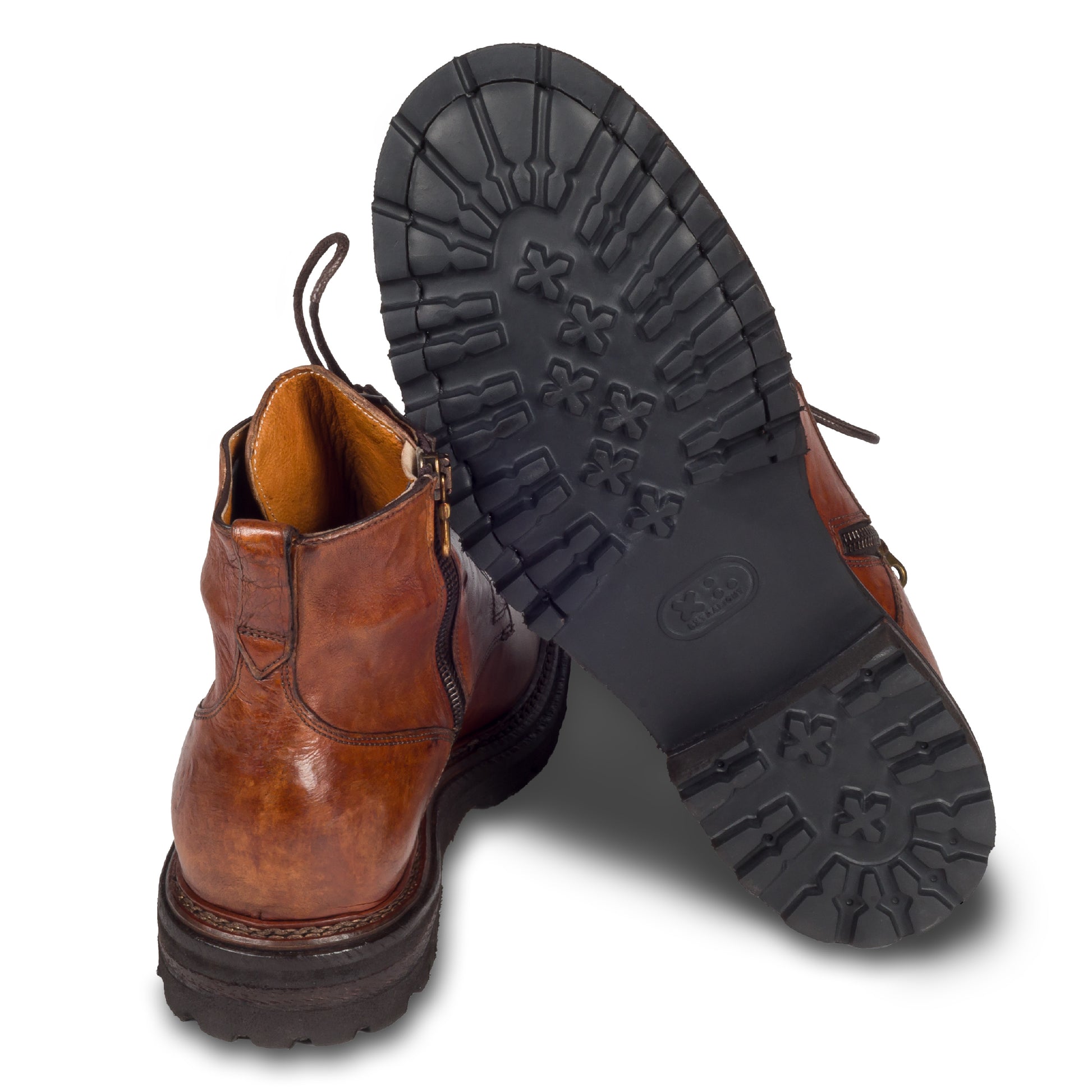 BRECOS – Italienischer Herren Schnür-Boots im Used-Look, cognak braun, aus gewaschenem Kalbsleder mit ultraleichter Gummiprofilsohle. Handgefertigt und durchgenäht. Ansicht der Ferse und Sohlenunterseite.