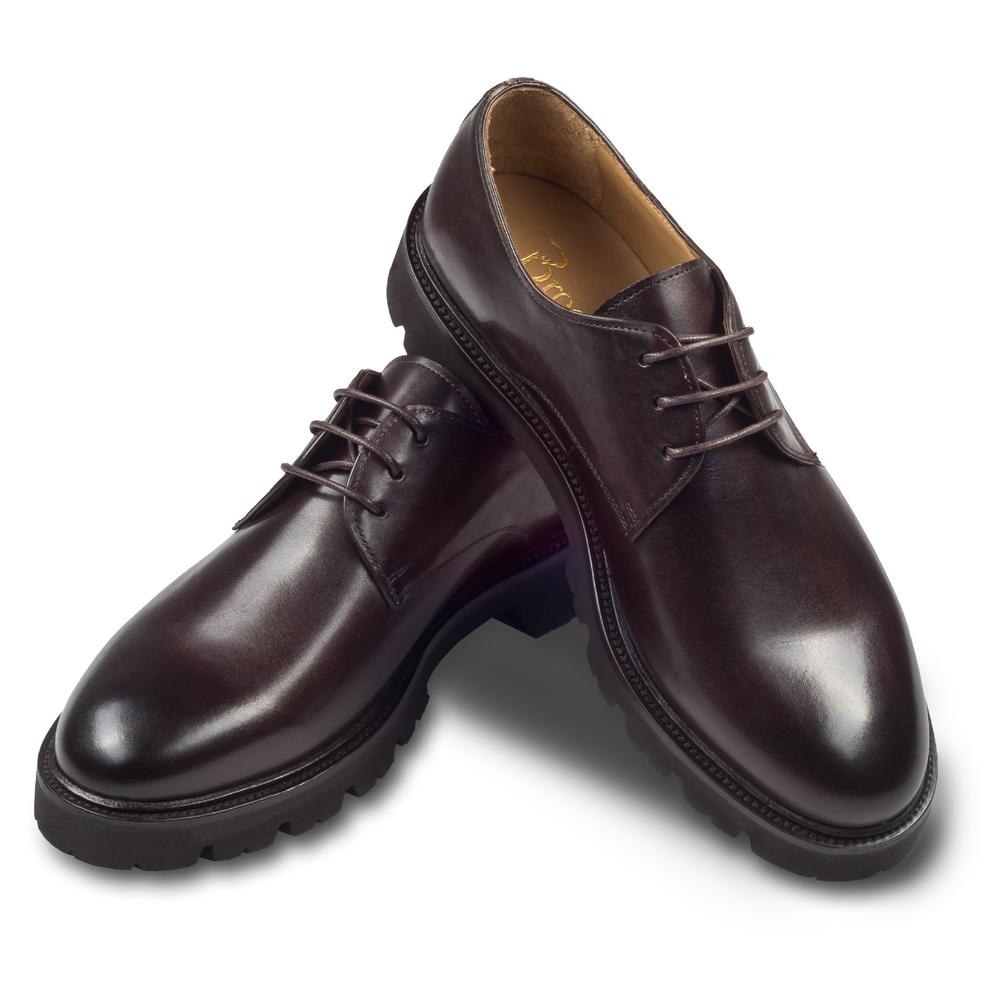 BRECOS Herren Schnür-Halbschuh aus Kalbsleder, dunkel braun. Mit ultraleichter Gummiprofil-Sohle. Handgefertigt und Durchgenäht. Schuhe paarweise überkreuzt aufgestellt.