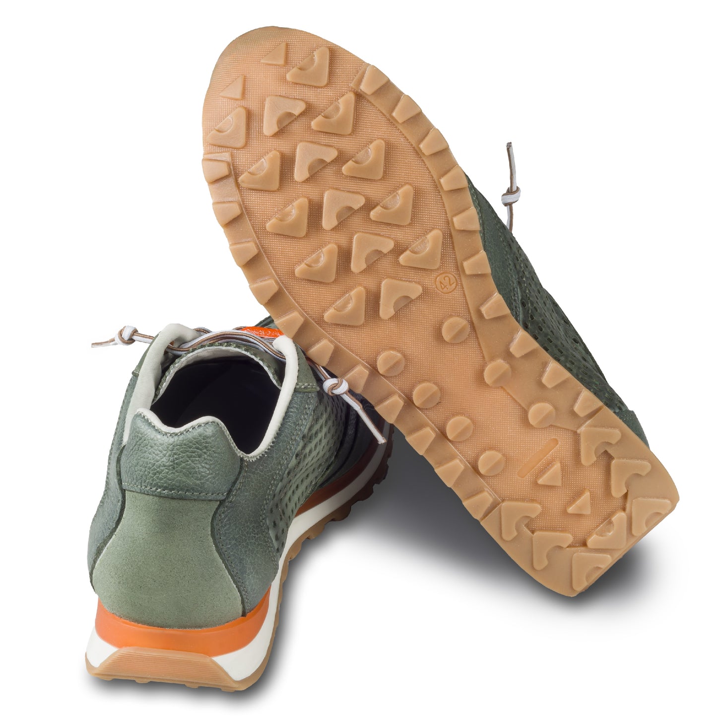 CETTI Herren Sommer Leder Sneaker, Modell „C848“ in grün (used tin kombat). Perforiertes Leder. Made in Spain. Ansicht der Ferse und Sohlenunterseite.