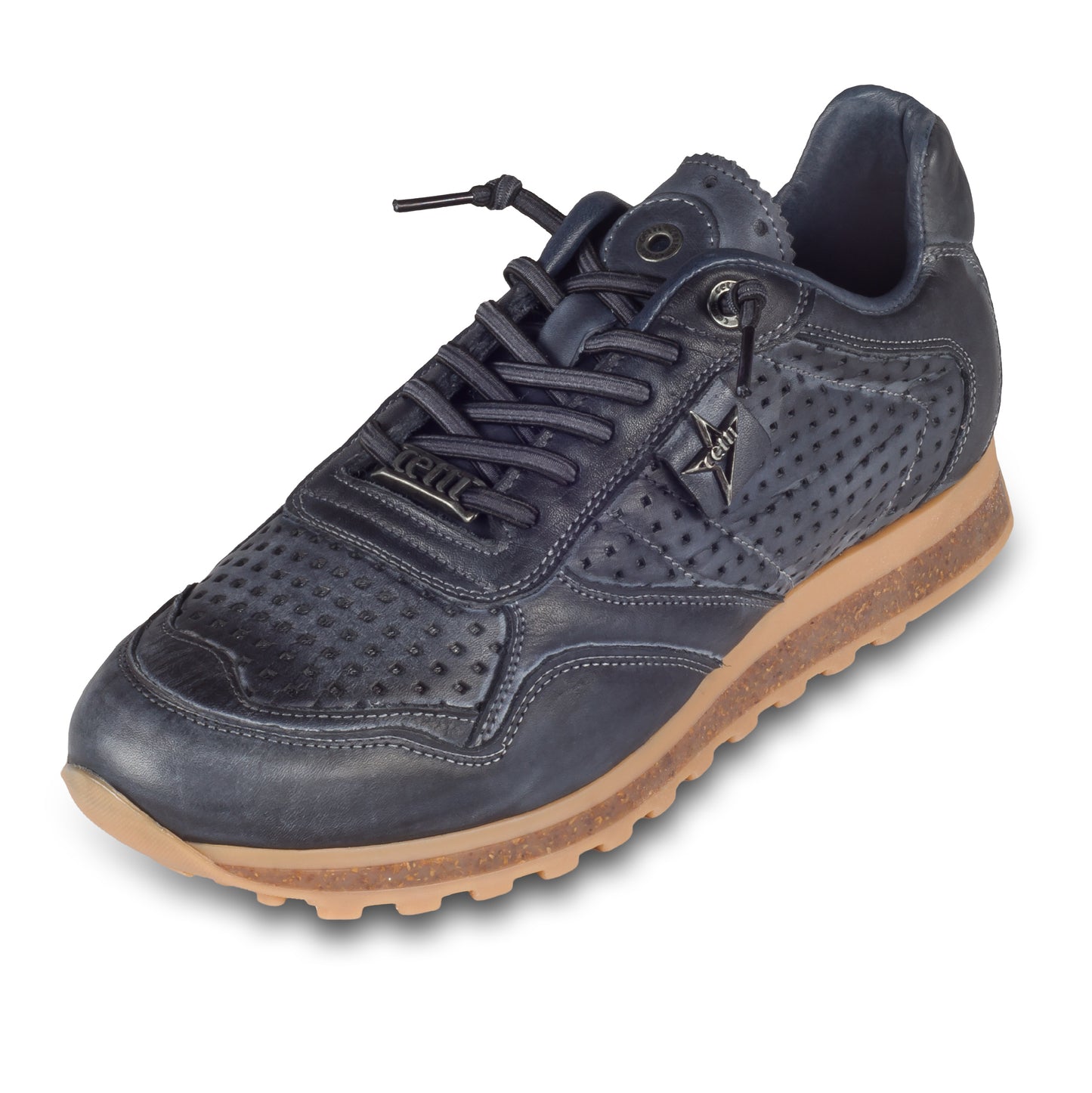 CETTI Herren Leder Sneaker, Modell „C848“ in braun (used tin testa). Perforiertes Leder. Made in Spain. Schräge Ansicht linker Schuh.