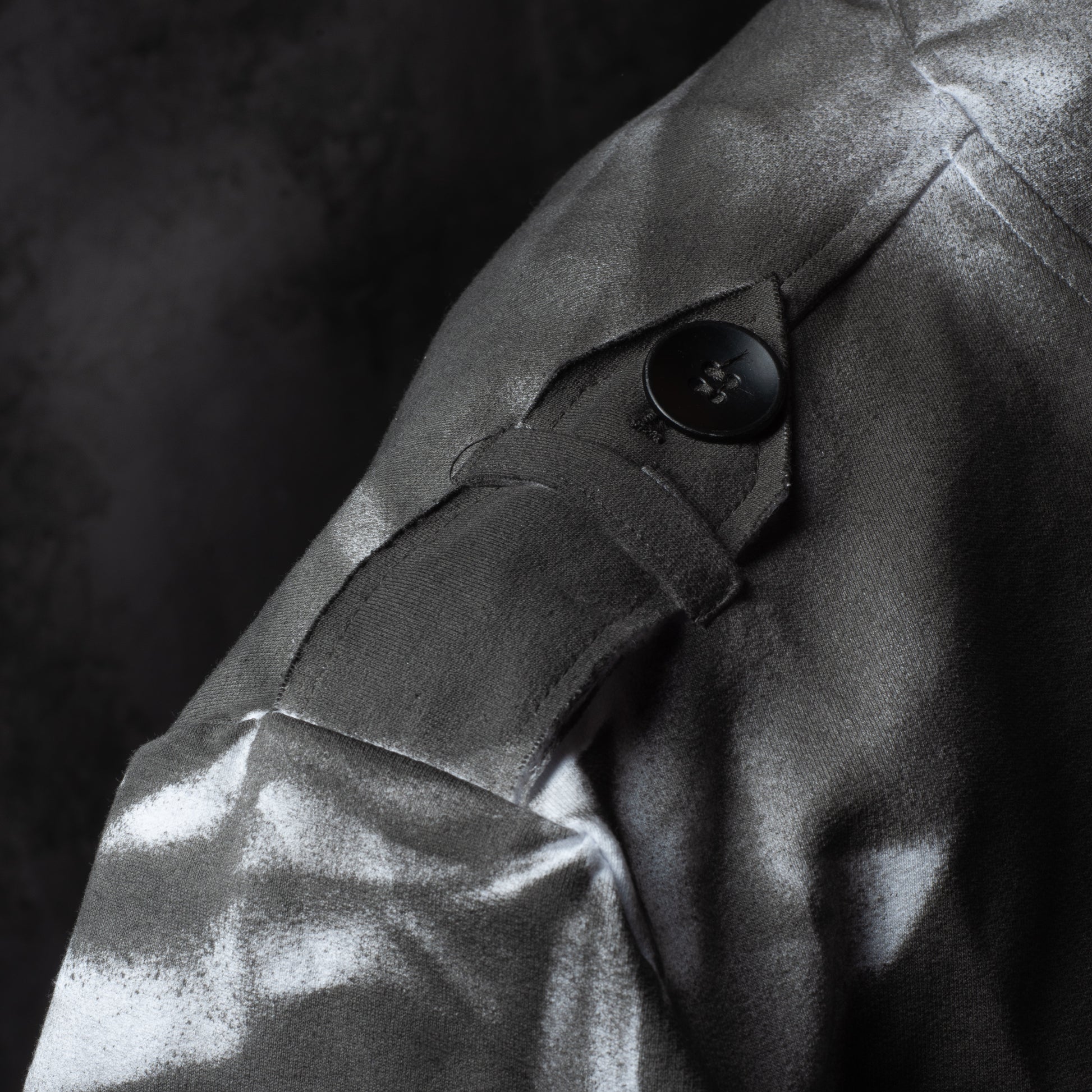 KARL MOMMOO Italienisches Herren-Sakko, grau Airbrush-Design, Baumwolle. Ansicht Schulterdetails