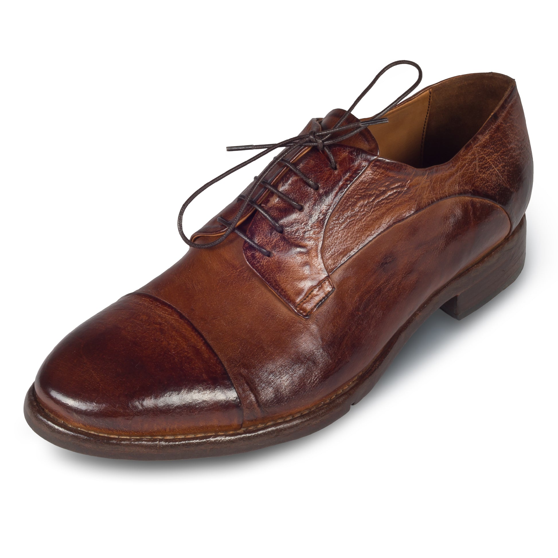 LEMARGO Herren Schnür-Halbschuh, Kalbsleder stonewashed, cognak braun. Handgefertigt und Durchgenäht. Schräge Ansicht linker Schuh.