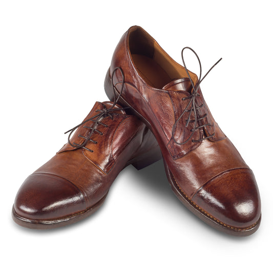 LEMARGO Herren Schnür-Halbschuh, Kalbsleder stonewashed, cognak braun. Handgefertigt und Durchgenäht. Paarweise Ansicht überkreuzt aufgestellt.