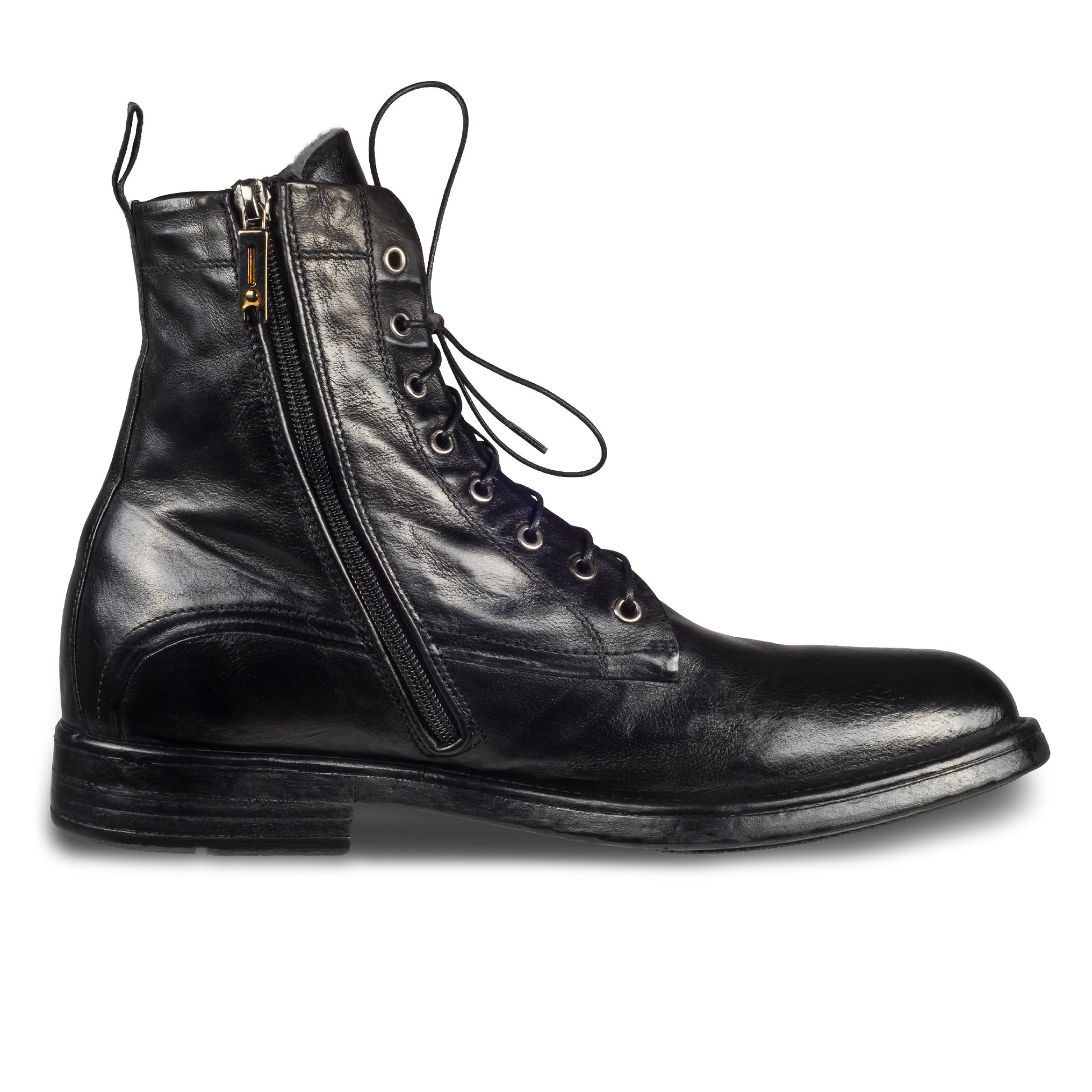 LEMARGO Herren Schnür-Boots in schwarz mit Lammfell. Kalbsleder im stone-washed-Verfahren auf used-Look bearbeitet. Mit Reißverschluß. Handgefertigt und Durchgenäht. Ansicht der Innenseite linker Schuh.