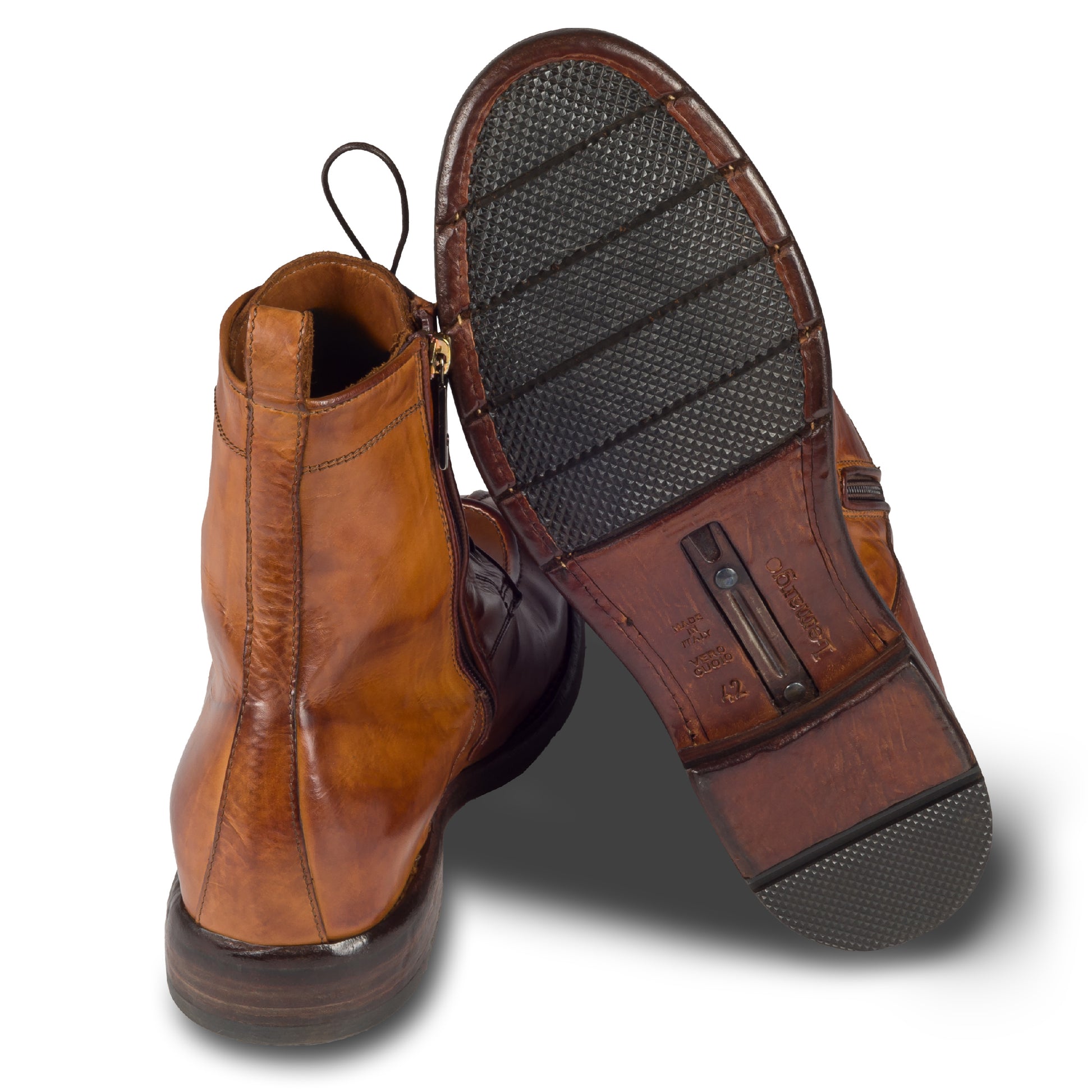 LEMARGO Herren Schnür-Boots in cognak braun. Kalbsleder im stone-washed-Verfahren auf used-Look bearbeitet. Mit Reißverschluß. Handgefertigt und Durchgenäht. Ansicht der Ferse und Sohlenunterseite