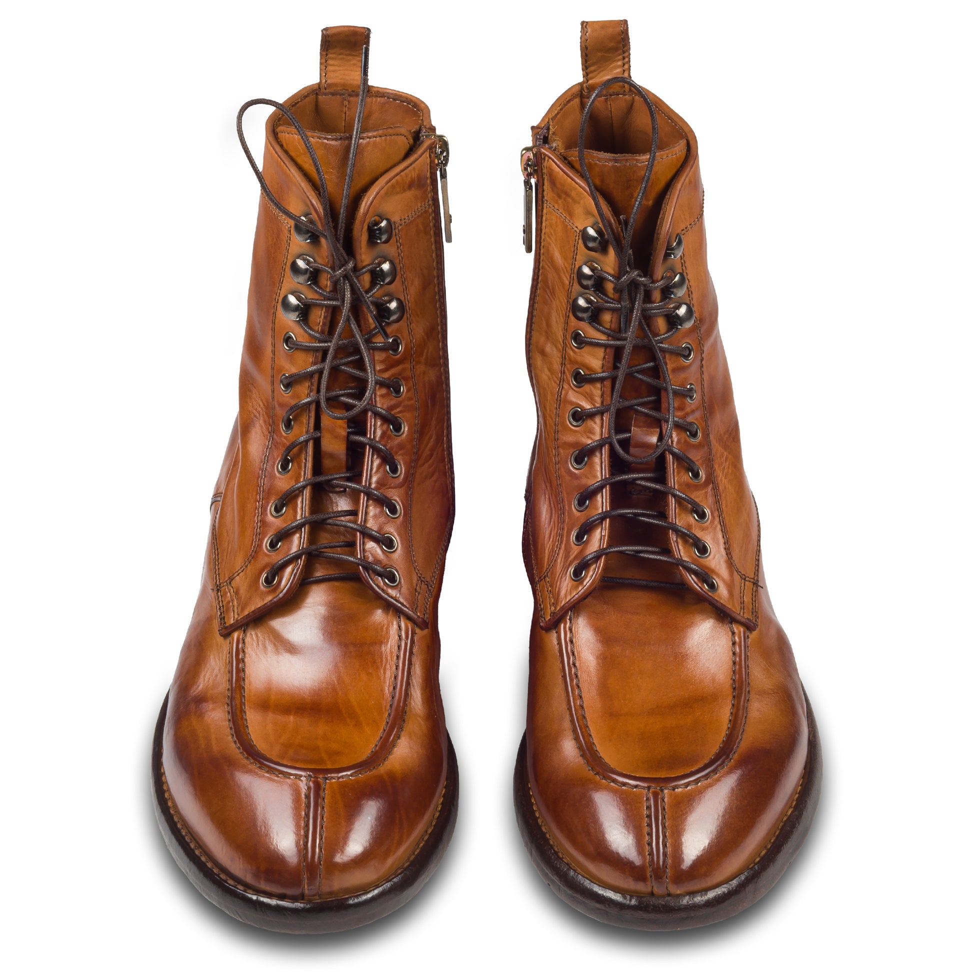 LEMARGO Herren Schnür-Boots in cognak braun. Kalbsleder im stone-washed-Verfahren auf used-Look bearbeitet. Mit Reißverschluß. Handgefertigt und Durchgenäht. Paarweise Ansicht von vorne