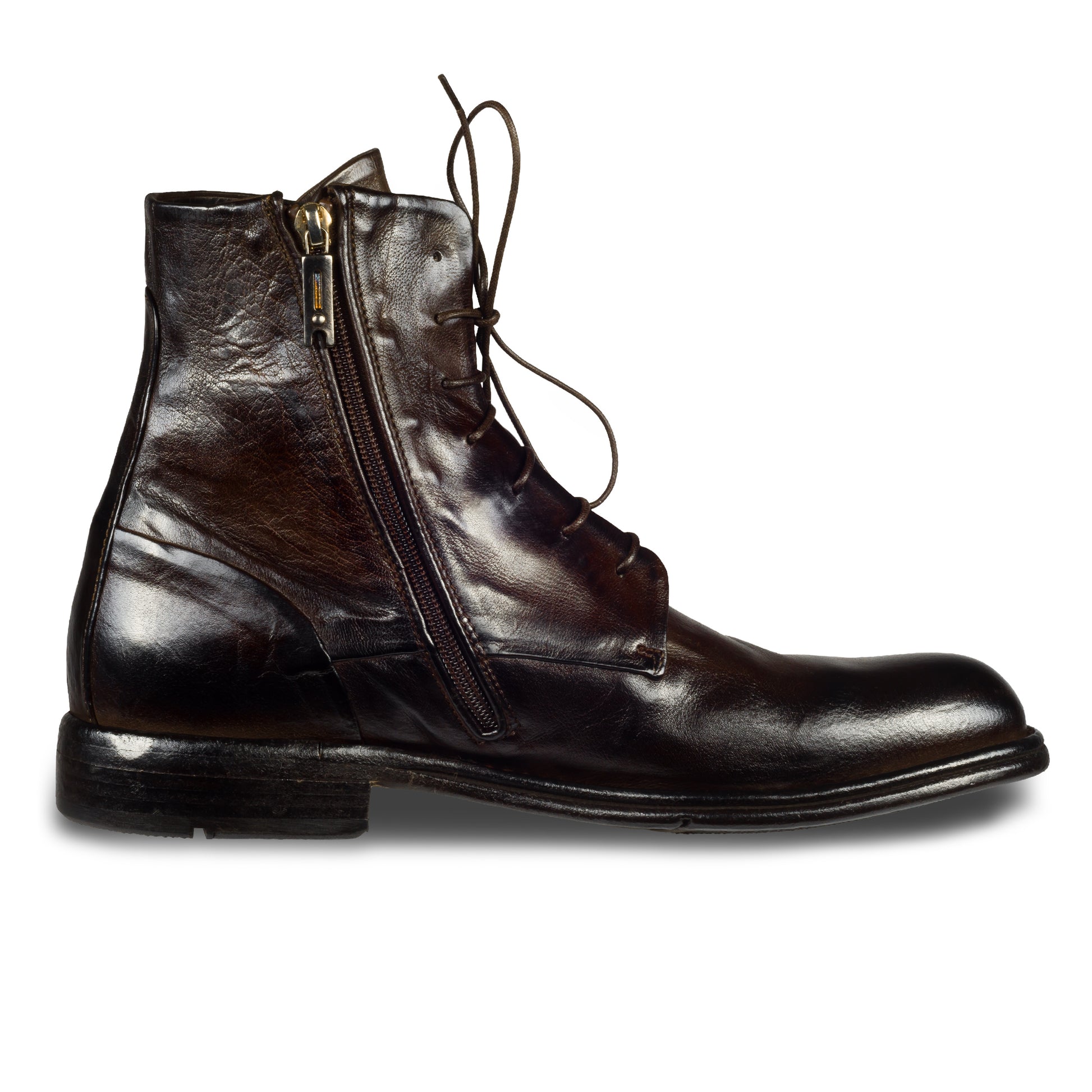 LEMARGO Herren Schnür-Boots in dunkelbraun (ebano). Kalbsleder im stone-washed-Verfahren auf used-Look bearbeitet. Mit Reißverschluß. Handgefertigt und Durchgenäht. Ansicht der Innenseite linker Schuh.