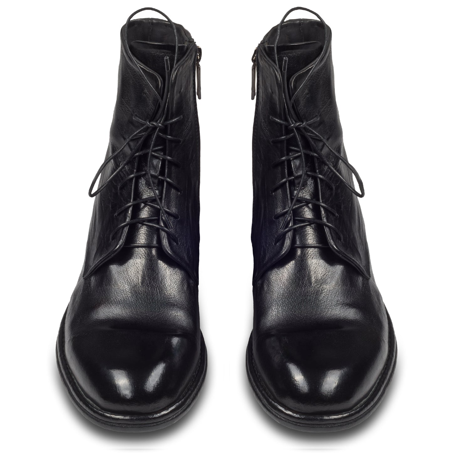 LEMARGO Herren Schnür-Boots in schwarz. Kalbsleder im stone-washed-Verfahren auf used-Look bearbeitet. Mit Reißverschluß. Handgefertigt und Durchgenäht. Paarweise Ansicht von vorne.