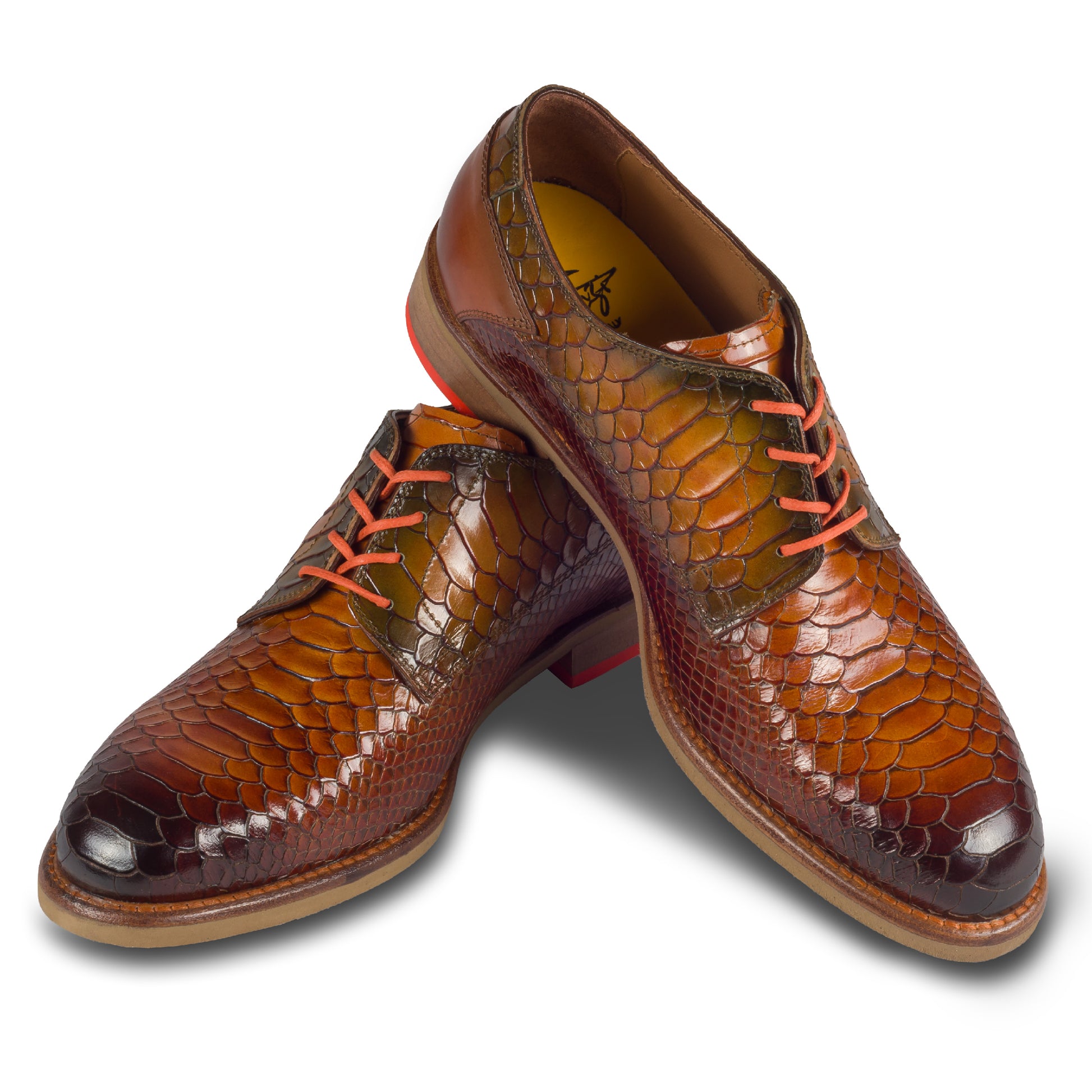 Lorenzi - Extravaganter Herren Derby Schnürer mit Kroko-Prägung in cognak braun. Aus Kalbsleder mit Gummisohle. Durchgenäht und handgefertigt in Italien. Paarweise Ansicht Schuhe überkreuzt aufgestellt.