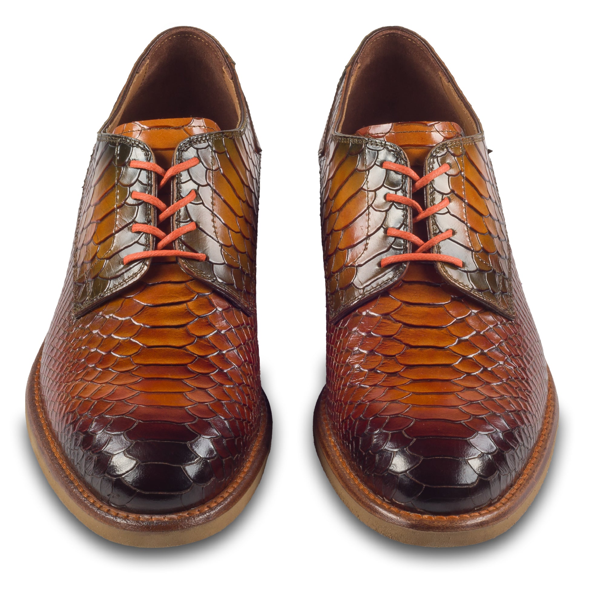 Lorenzi - Extravaganter Herren Derby Schnürer mit Kroko-Prägung in cognak braun. Aus Kalbsleder mit Gummisohle. Durchgenäht und handgefertigt in Italien. Paarweise Ansicht von vorne.