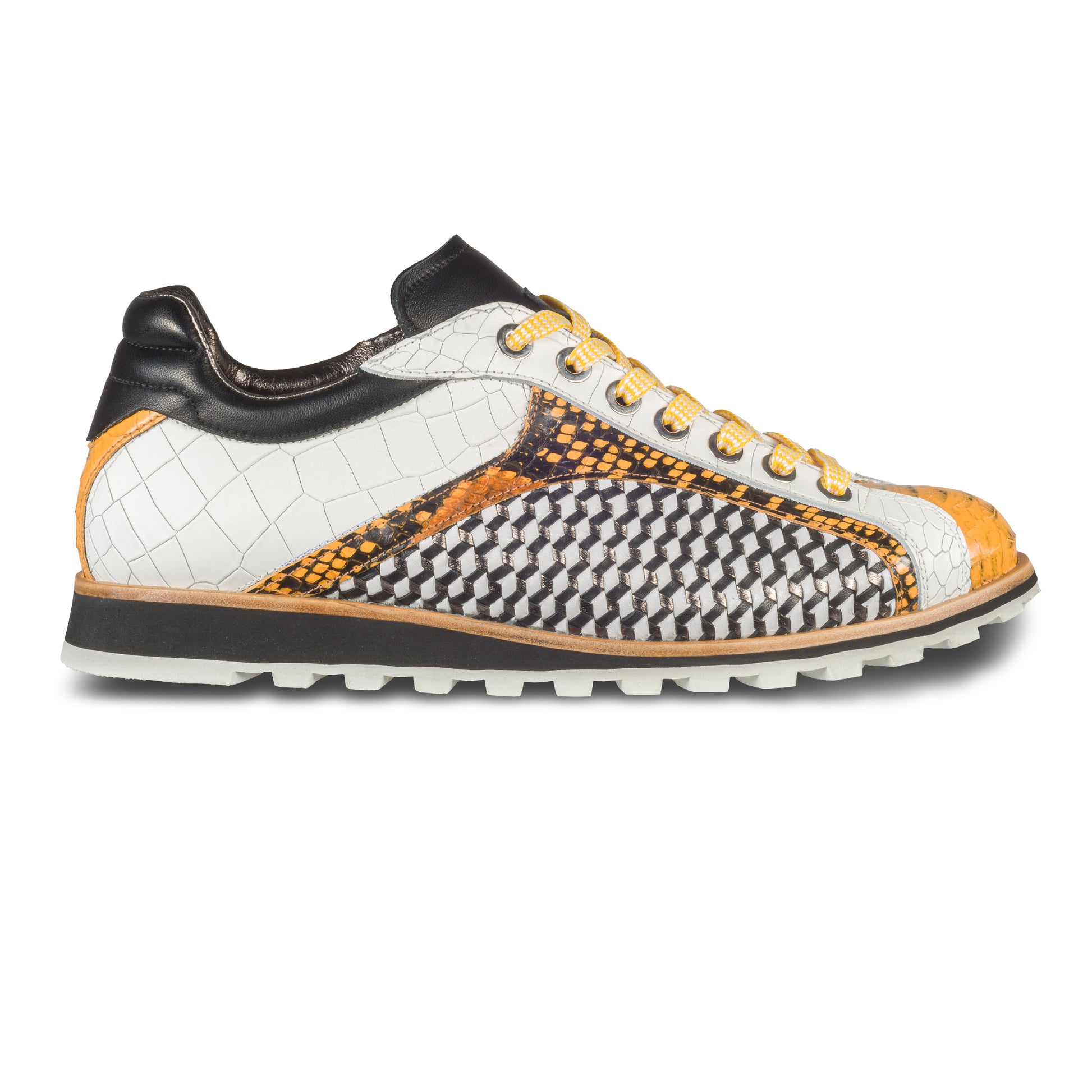 Lorenzi Herren Sneaker aus gelbem Kalbsleder mit Reptil-Prägung und schwarz/weißem Flechtleder. Handgefertigt und Durchgenäht. Ansicht der Außenseite rechter Schuh.