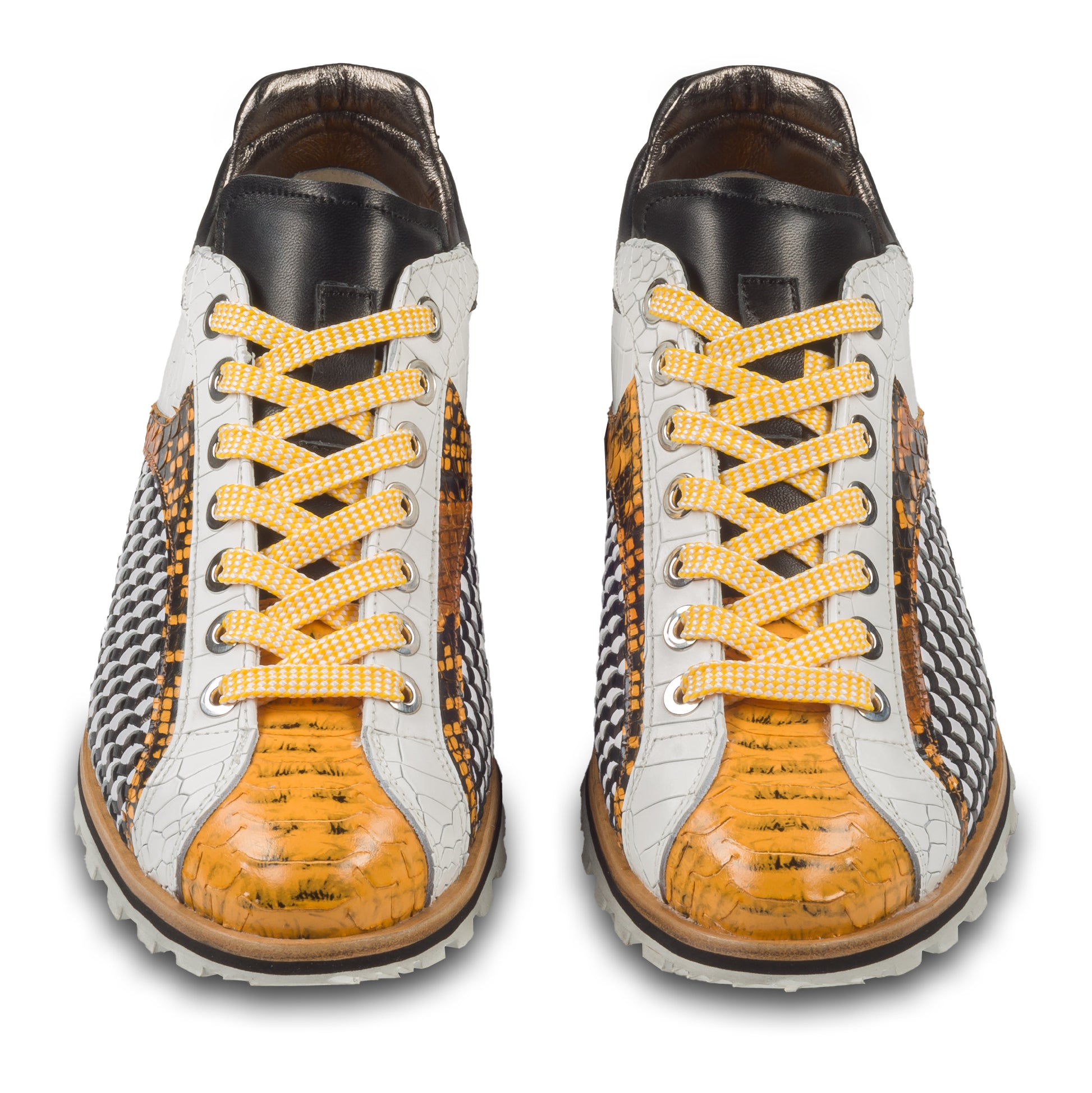 Lorenzi Herren Sneaker aus gelbem Kalbsleder mit Reptil-Prägung und schwarz/weißem Flechtleder. Handgefertigt und Durchgenäht. Paarweise Ansicht von vorne.