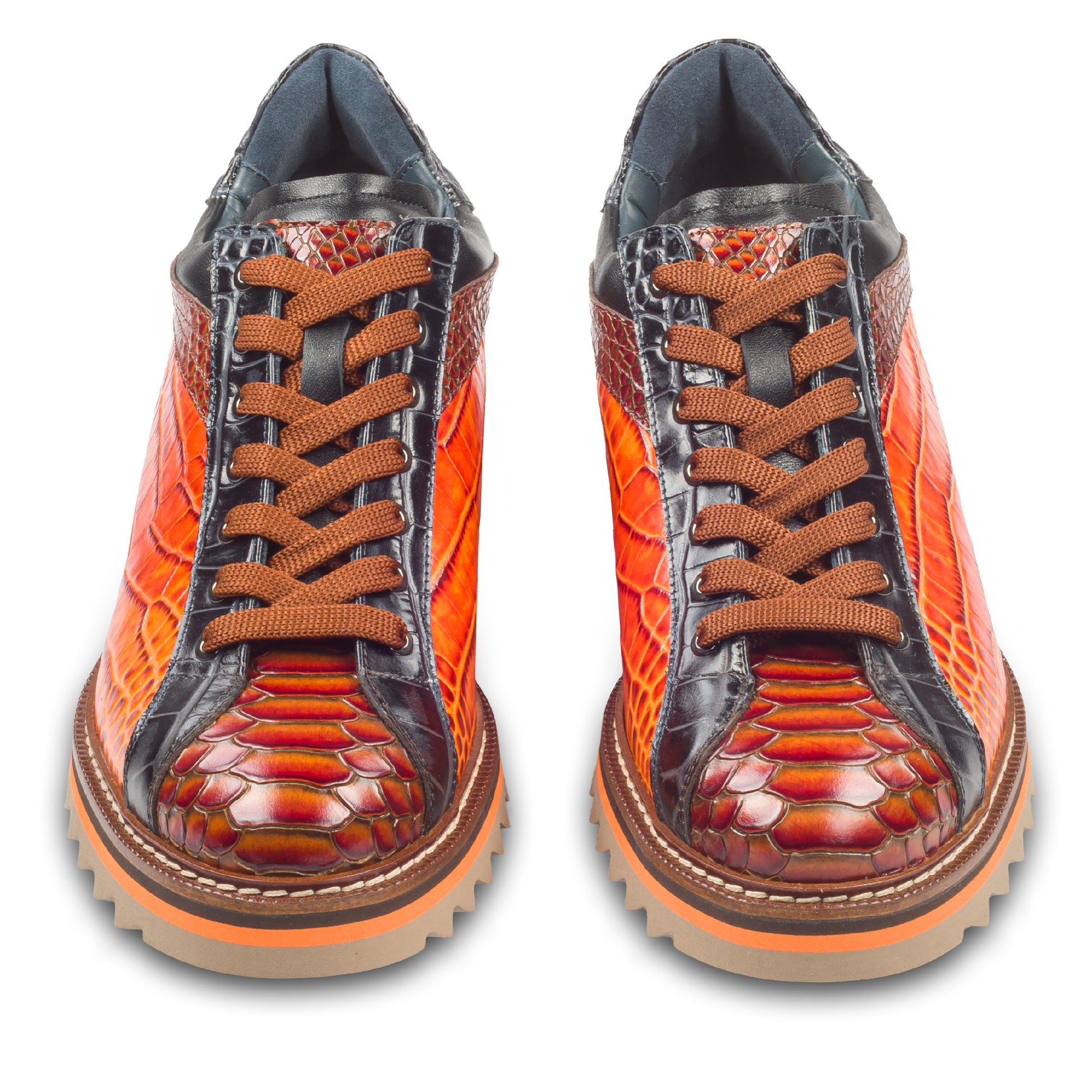 LORENZI Sneaker Herren in orange mit braun und schwarz, in Reptiloptik. Aus Kalbsleder. Handgefertigt & Durchgenäht. Made in Italy. Paarweise Ansicht von vorne.