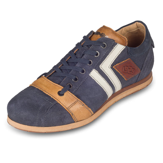Kamo-Gutsu Sneaker Herren in blau mit braun und weiß (TIFO-030 cancun deep blue). Aus Kalbsleder / Wildleder stonewashed. Handgefertigt Made in Italy. Schräge Ansicht linker Schuh.