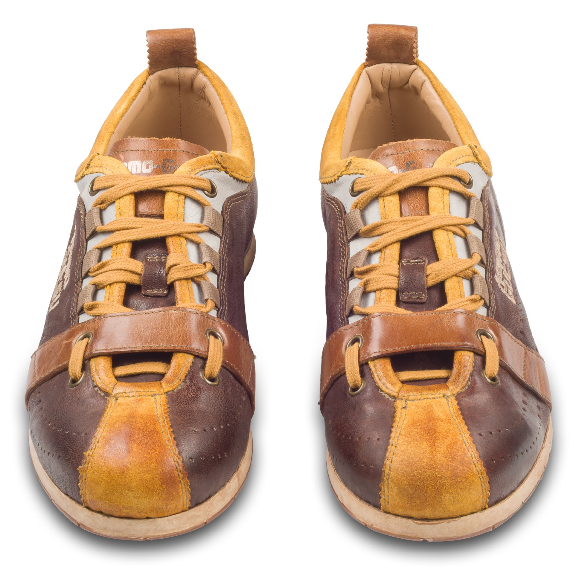 Kamo-Gutsu Sneaker Herren in braun mit gelb (TIFO-017 ocra legno). Aus Kalbsleder / Wildleder stonewashed. Handgefertigt Made in Italy. Paarweise Ansicht von vorne.