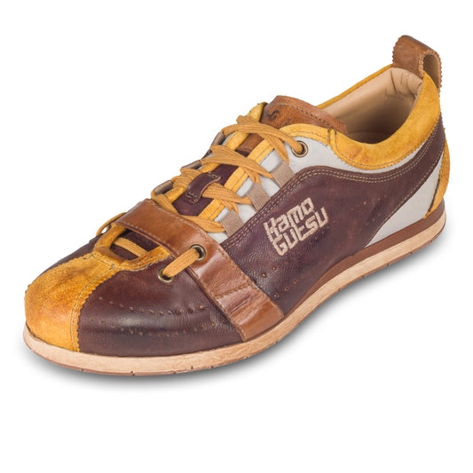 Kamo-Gutsu Sneaker Herren in braun mit gelb (TIFO-017 ocra legno). Aus Kalbsleder / Wildleder stonewashed. Handgefertigt Made in Italy. Schräge Ansicht linker Schuh.