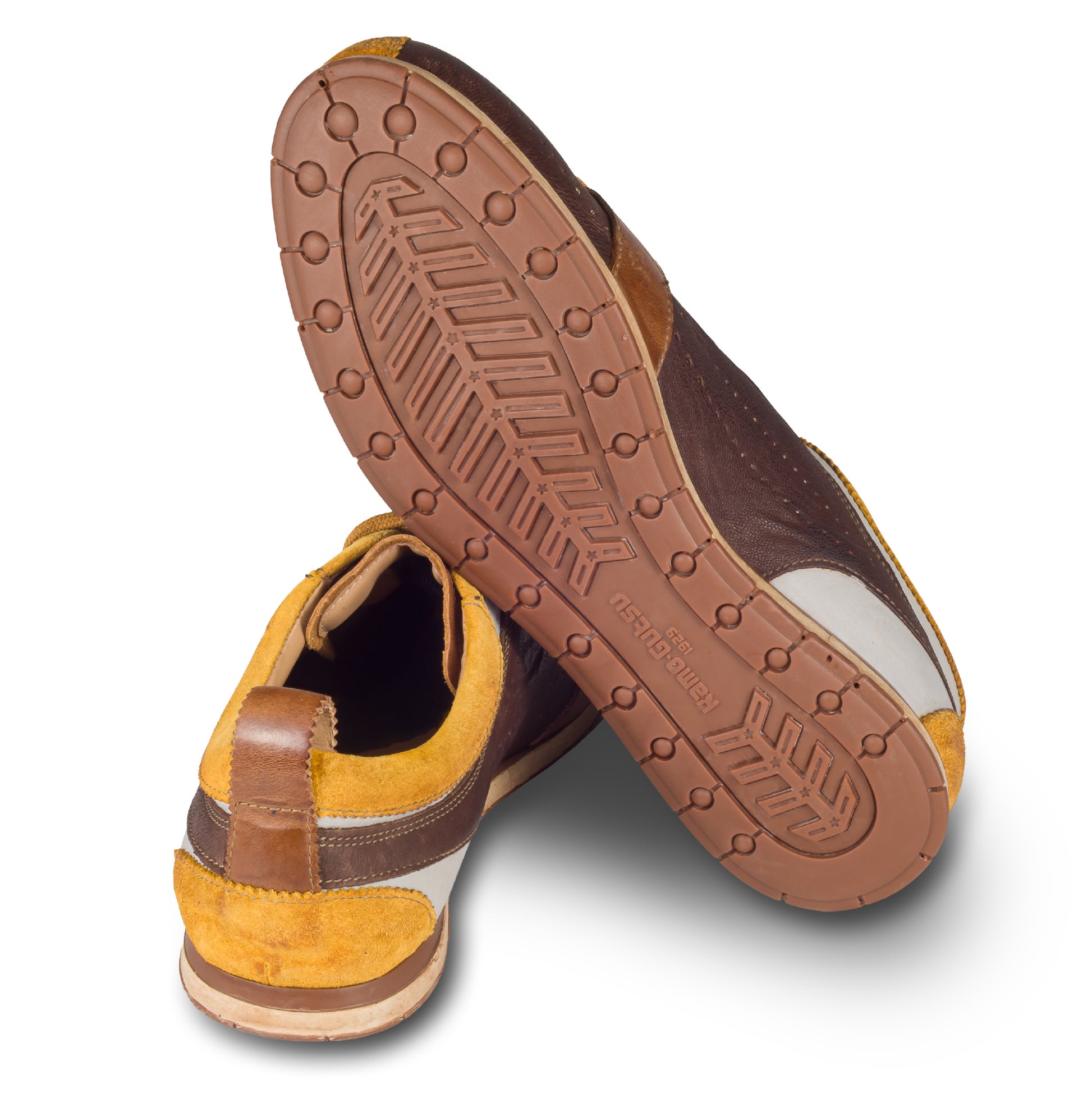 Kamo-Gutsu Sneaker Herren in braun mit gelb (TIFO-017 ocra legno). Aus Kalbsleder / Wildleder stonewashed. Handgefertigt Made in Italy. Ansicht Ferse und Sohlenunterseite.