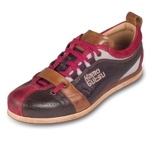 Kamo-Gutsu Sneaker Herren in braun mit rot (TIFO-017 sangue testa di moro). Aus Kalbsleder / Wildleder stonewashed. Handgefertigt Made in Italy. Schräge Ansicht linker Schuh.