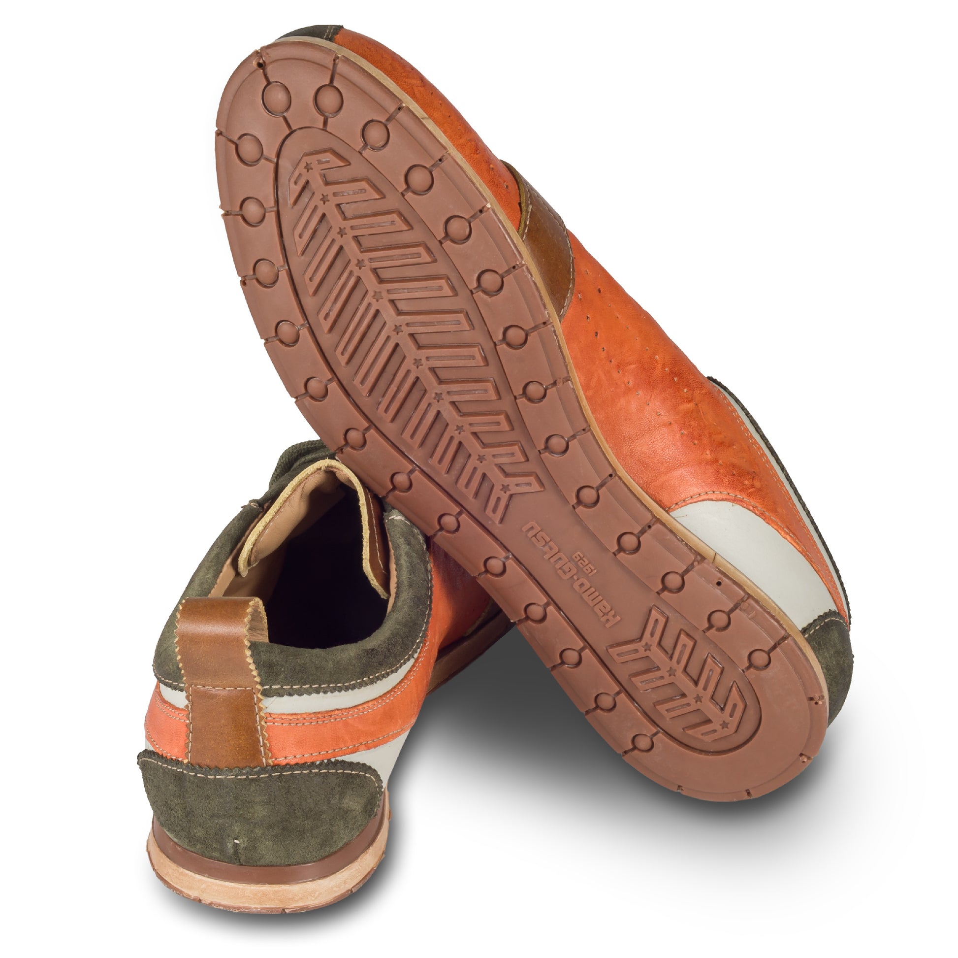 Kamo-Gutsu Sneaker Herren in orange mit grün und braun (TIFO-017 bosco siena). Aus Kalbsleder / Wildleder stonewashed. Handgefertigt Made in Italy. Ansicht Ferse und Sohlenunterseite.