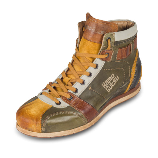 Kamo-Gutsu Sneaker-Stiefel Herren in grün mit gelb und braun (TIFO-112 ocra foresta). Aus Kalbsleder stonewashed. Handgefertigt Made in Italy. Schräge Ansicht linker Schuh.