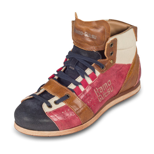 Kamo-Gutsu Sneaker-Stiefel Herren in rot mit blau und braun (TIFO-105 blu rubino). Aus Kalbsleder stonewashed. Handgefertigt Made in Italy. Schräge Ansicht linker Schuh.