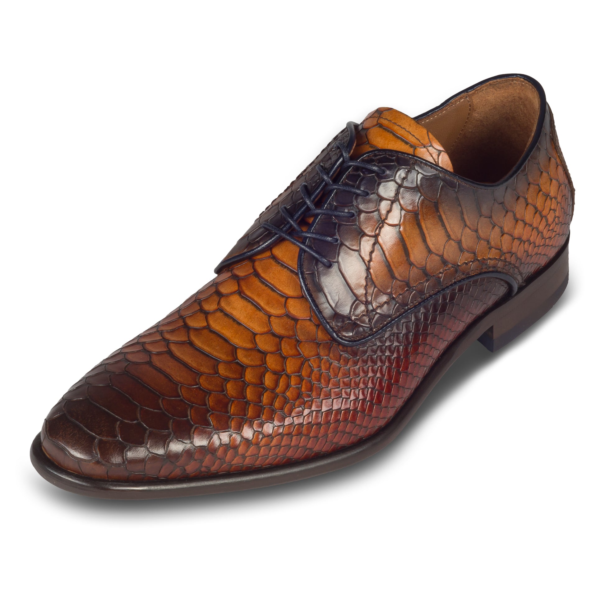 LORENZI Herren Halbschuhe cognac braun, Kalbsleder mit Krokoprägung. Handgefertigt und durchgenäht in Italien. Schräge Ansicht linker Schuh.