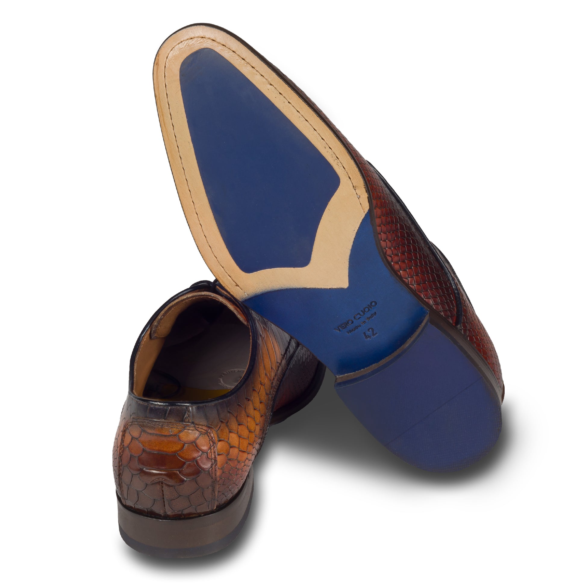 LORENZI Herren Halbschuhe cognac braun, Kalbsleder mit Krokoprägung. Handgefertigt und durchgenäht in Italien. Ansicht der Ferse und Sohlenunterseite.