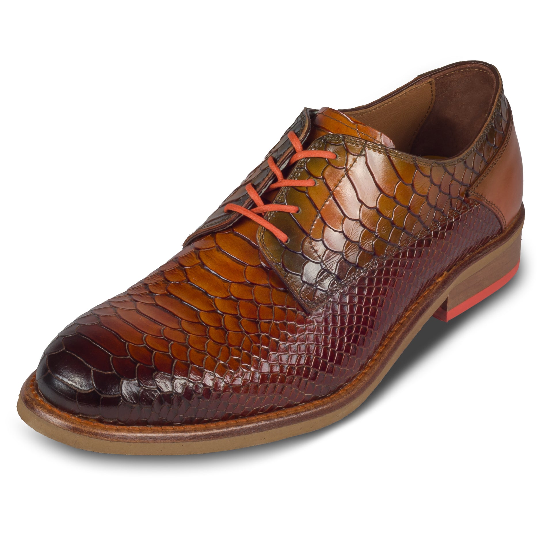 Lorenzi - Extravaganter Herren Derby Schnürer mit Kroko-Prägung in cognak braun. Aus Kalbsleder mit Gummisohle. Durchgenäht und handgefertigt in Italien. Schräge Ansicht linker Schuh. Mit Schnürsenkel-Paar in orange.