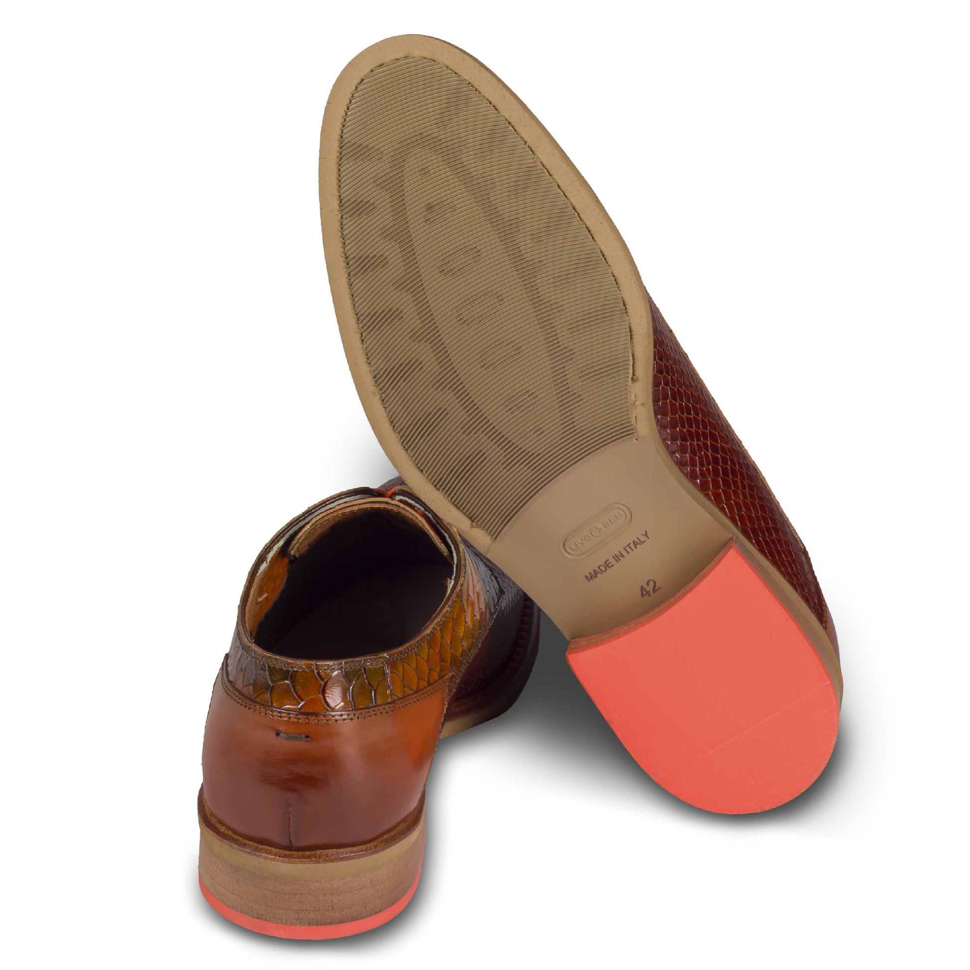 Lorenzi - Extravaganter Herren Derby Schnürer mit Kroko-Prägung in cognak braun. Aus Kalbsleder mit Gummisohle. Durchgenäht und handgefertigt in Italien. Ansicht der Ferse und Sohlenunterseite.