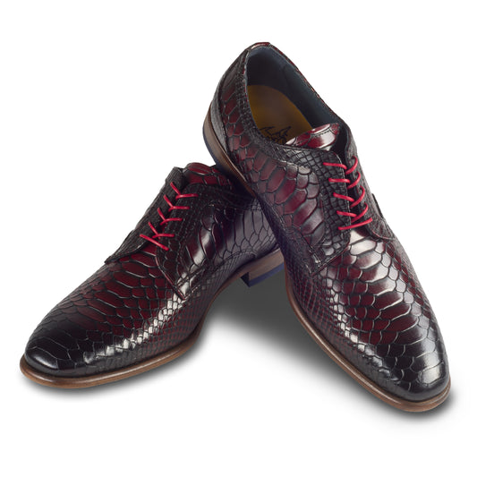 Lorenzi Extravaganter Herren Derby Schnürschuh aus rot/schwarzem Kalbsleder in Kroko-Optik. Handgefertigt und Durchgenäht. Schuhe paarweise überkreuzt aufgestellt.