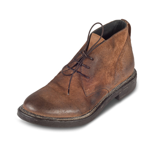 MOMA Italienische Herren Leder Schnürstiefelette / Chukka-Boots in braunem Wildleder, Vintage-Finish. Ansicht linker Schuh schräge Ansicht