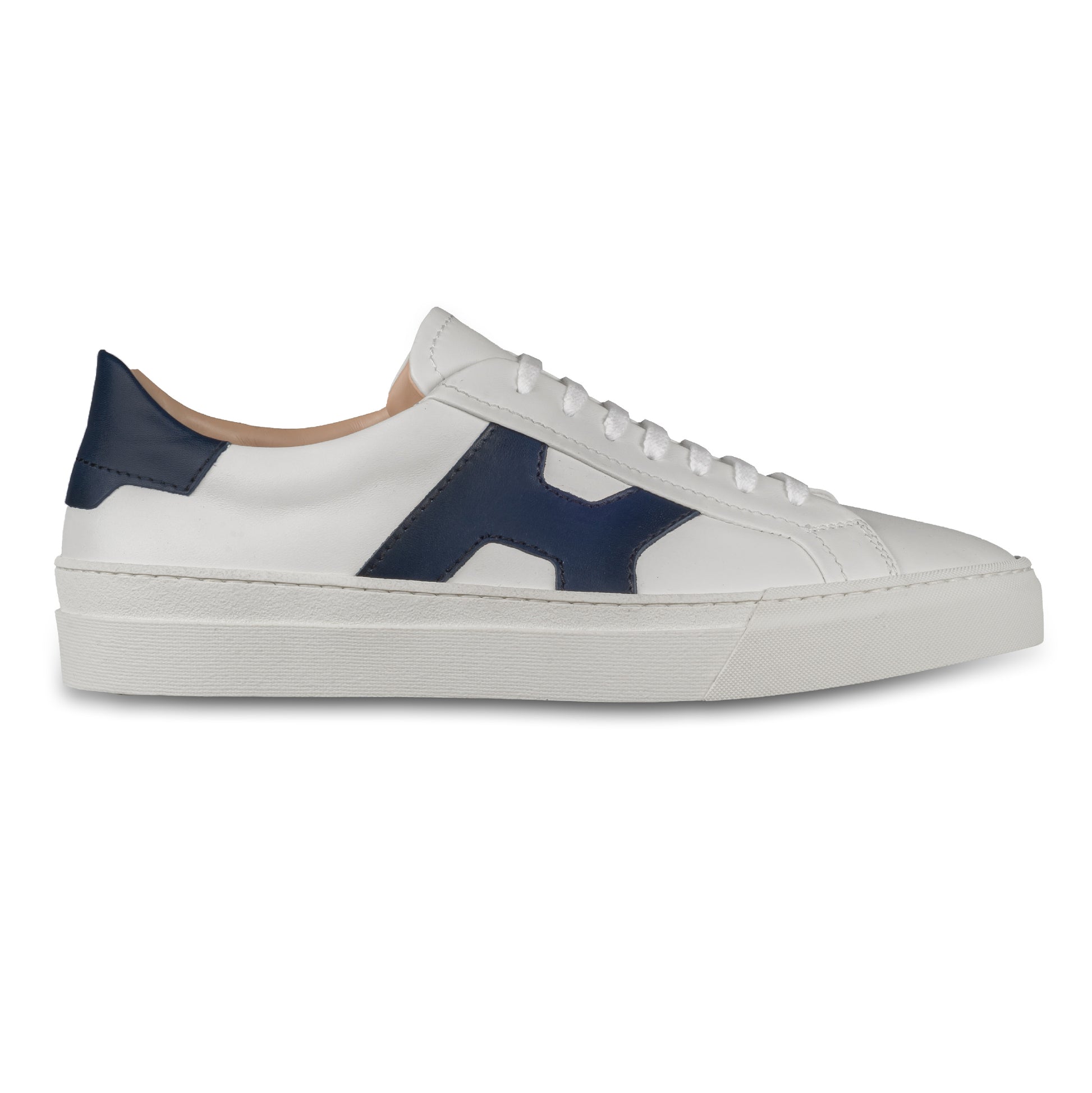 Rossano Bisconti – Italienische Herren Sneaker in weiß, mit blauen Applikationen im Santoni Style. Aus Kalbsleder mit weißer Sohle. Handgefertigt. Seitliche Ansicht der Außenseite rechter Schuh.