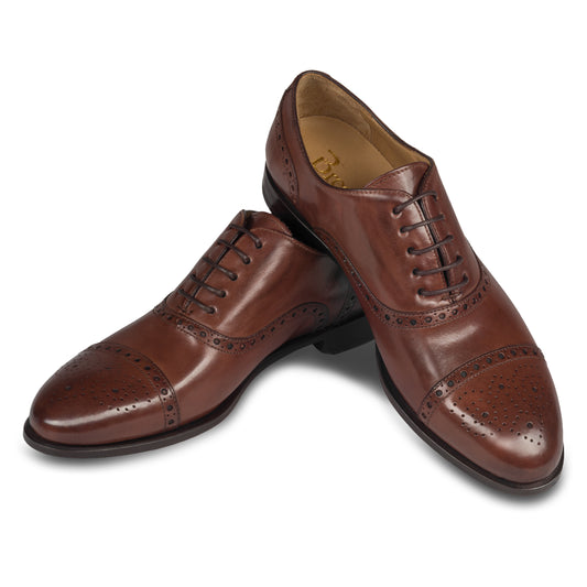 BRECOS Anzugschuhe Half-Brogue Oxford in mittelbraun / dunkelbraun, Durchgenäht. Paarweise Ansicht Schuhe überkreuzt aufgestellt. Bei Sisento.