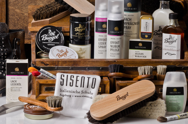 Schuhputzkasten mit Schuhpflegeprodukten