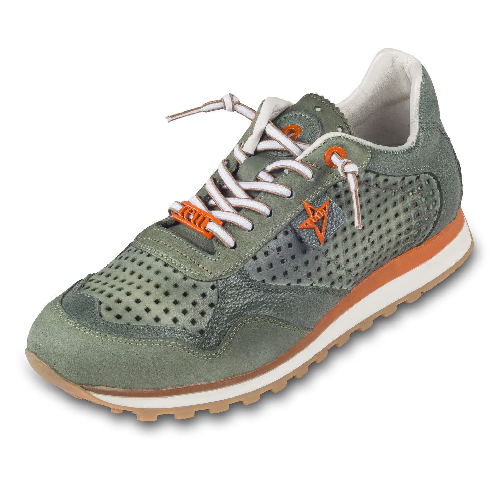 CETTI Herren Sommer Leder Sneaker, Modell „C848“ in grün (used tin kombat). Perforiertes Leder. Made in Spain. Schräge Ansicht linker Schuh.