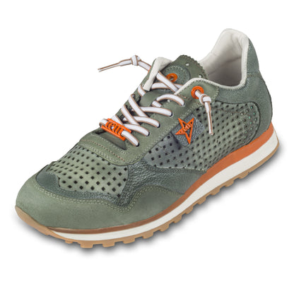 CETTI Herren Sommer Leder Sneaker, Modell „C848“ in grün (used tin kombat). Perforiertes Leder. Made in Spain. Schräge Ansicht linker Schuh.