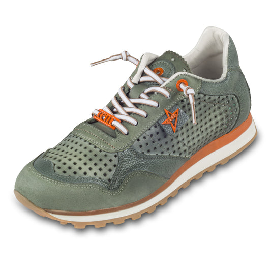 CETTI Herren Sommer Leder Sneaker, Modell „C848“ in grün (used tin kombat). Perforiertes Leder. Made in Spain. Schräge Ansicht linker Schuh.