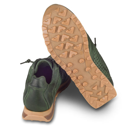CETTI Herren Leder Sneaker, Modell „C848“ in grün (used tin musgo). Perforiertes Leder. Made in Spain. Ansicht Ferse und Sohlenunterseite.
