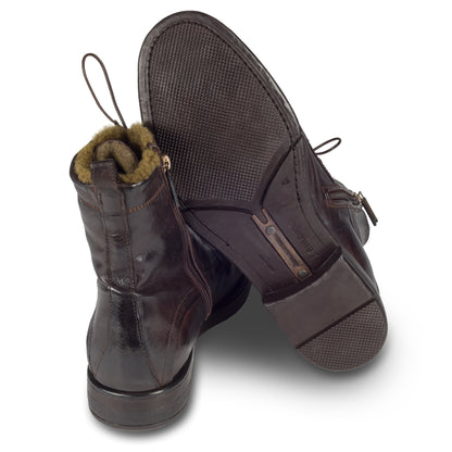 LEMARGO Herren Schnür-Boots in dunkelbraun / ebano mit braunem Lammfell. Kalbsleder im stone-washed-Verfahren auf used-Look bearbeitet. Mit Reißverschluß. Handgefertigt und Durchgenäht. Ansicht Ferse und Sohlenunterseite.