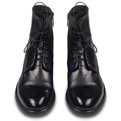 LEMARGO Herren Schnür-Boots in schwarz. Kalbsleder im stone-washed-Verfahren auf used-Look bearbeitet. Mit Reißverschluß. Handgefertigt und Durchgenäht. Paarweise Ansicht von vorne.