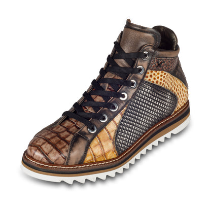 LORENZI Herren Sneaker-Stiefel / High-Top, in braun mit schwarz/weiß. In Reptiloptik und mit raffinierter Prägung und Stempelfärbung. Mit Lammfelll und Reißverschluß. Handgefertigt in Italien. Schräge Ansicht linker Schuh, Schnürsenkel schwarz.