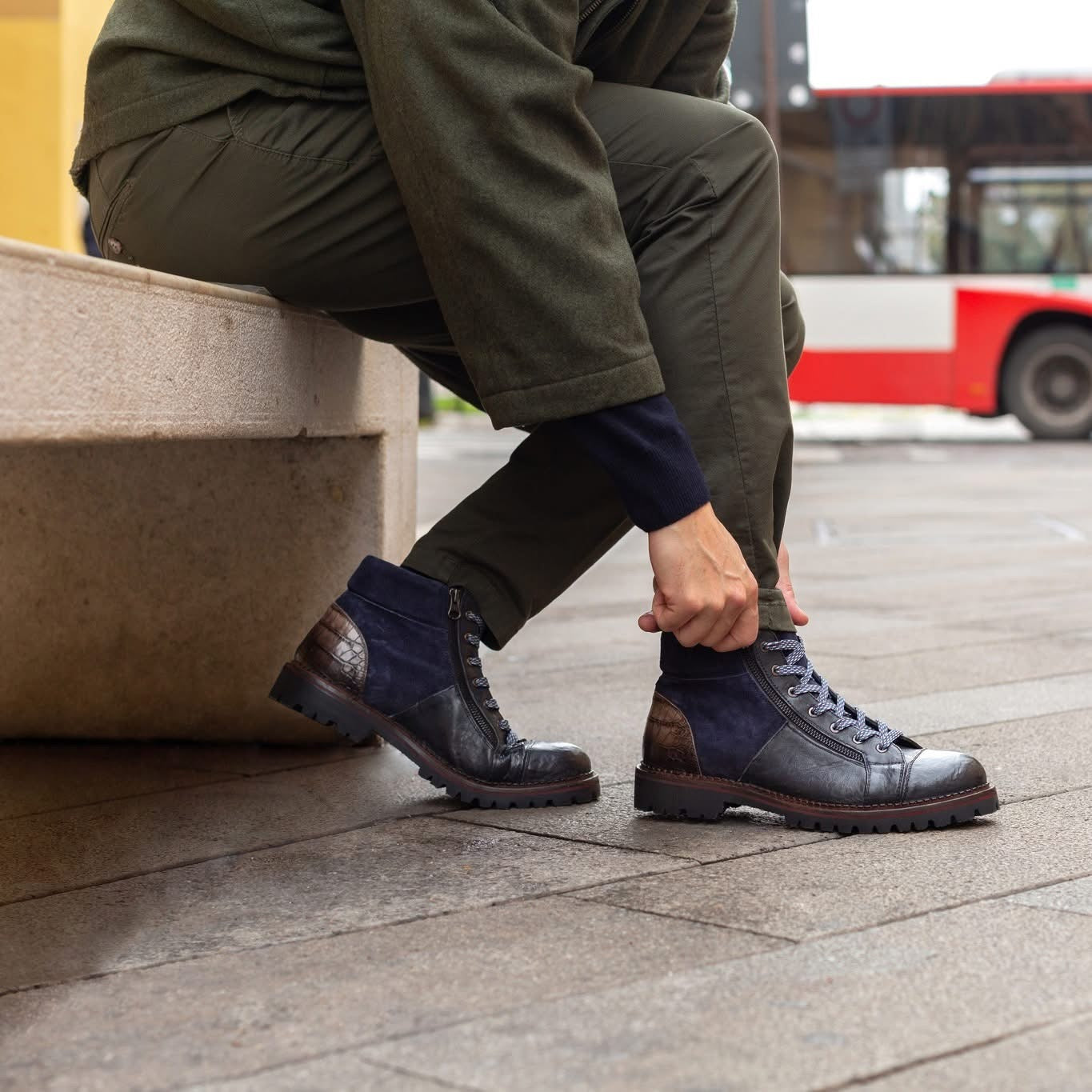 Lorenzi Herren-Stiefel in blau, mit Lammfell gefüttert, Mann beim Anziehen.