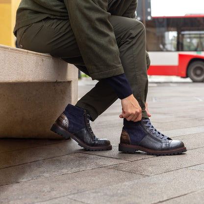 Lorenzi Herren-Stiefel in blau, mit Lammfell gefüttert, Mann beim Anziehen.
