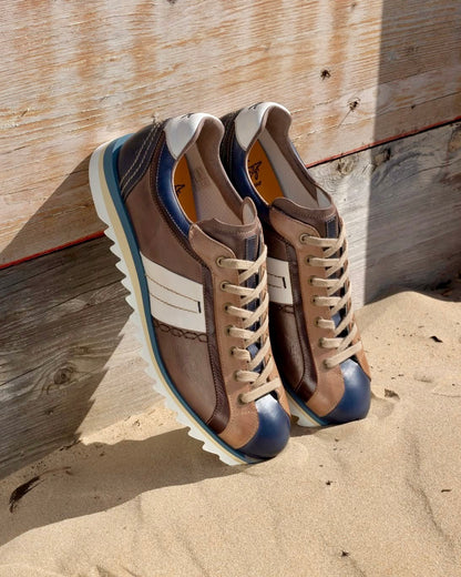 Lorenzi Herren Sneaker aus Kalbsleder in braun und blau mit weiß. Handgefertigt und Durchgenäht. Lässig drapierte Ansicht des ganzen Schuhpaares