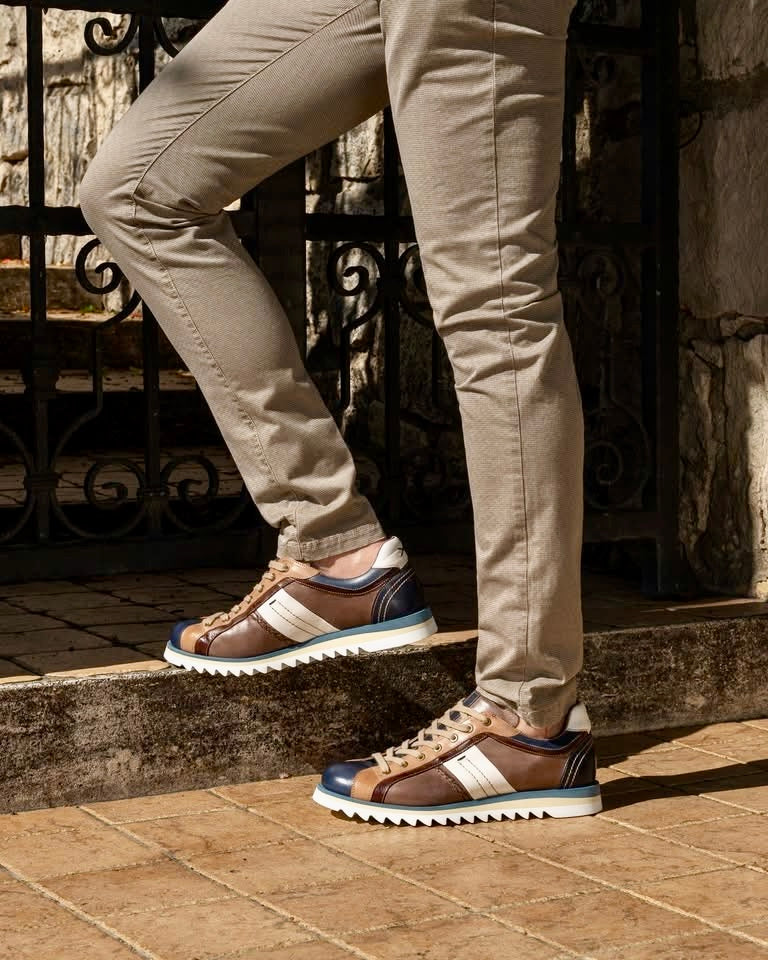 Lorenzi Herren Sneaker aus Kalbsleder in braun und blau mit weiß. Handgefertigt und Durchgenäht. Angezogene Perspektive