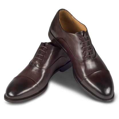 BRECOS Anzugschuhe, Captoe Oxford dunkelbraun, Kalbsleder durchgenäht. Ansicht paarweise überkreuzt.