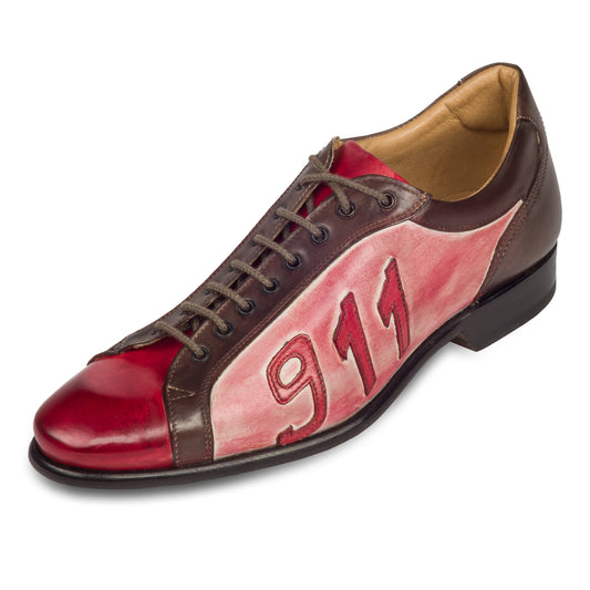 Francesco Benigno – Extravaganter italienischer Herren Schnürschuh mit den Ziffern "911" in Lederbuchstaben seitlich aufgenäht. Komplett von Hand gefärbt und durchgenäht. Braunes und rotes Glattleder kombiniert mit handgefinishtem Seitenteil. Ansicht linker Schuh Außenseite